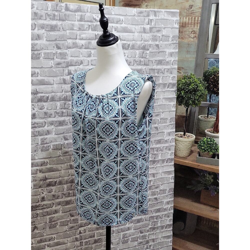 BCBGMaxAzria Light Blue and Navy Geometric Print Sleeveless Slinky Knit Top Sz L